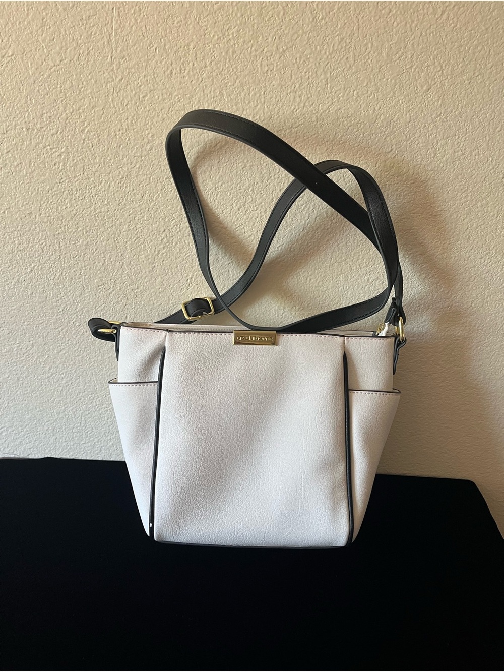 Liz Claiborne crossbody white handbag great condion